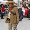 Grupo de personas vestidas con atuendos característicos de la Revolución Méxicana en el desfile de Torreón.