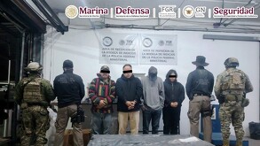 Cuatro de los nueve criminales detenidos en Tonalá con militares de la marina a los costados en el lugar de la detención