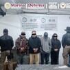 Cuatro de los nueve criminales detenidos en Tonalá con militares de la marina a los costados en el lugar de la detención