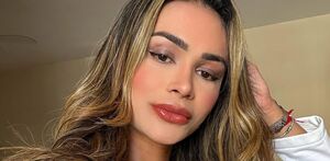 Diana Arenas sonriendo en la foto vestida de blanco.