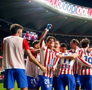 Jugadores del Atlético de Madrid festejando un gol en el estadio Riyadh Air Metropolitano en España.
