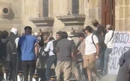 Grupo de personas causando desmanes en palacio de Gobienro de GDL