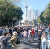 Jóvenes marchando en la Ciudad de México.