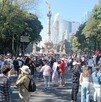Jóvenes marchando en la Ciudad de México.