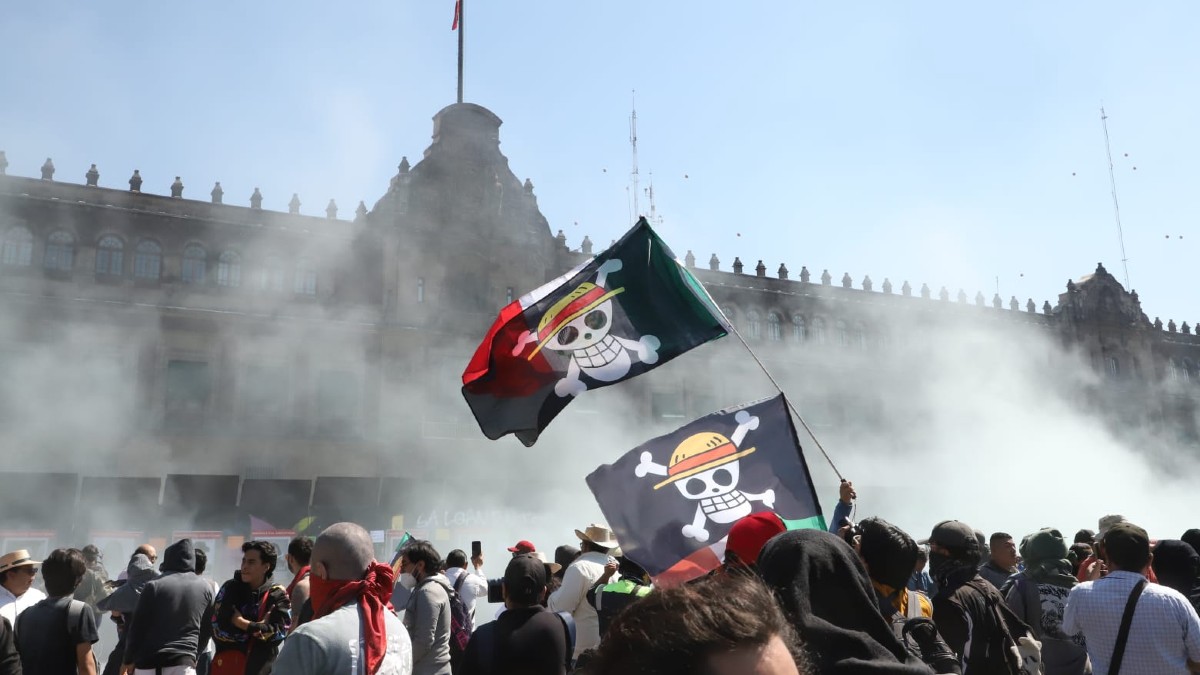 Jóvenes marchando en la Ciudad de México.