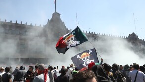 Jóvenes marchando en la Ciudad de México.