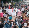 Jóvenes marchando en la Ciudad de México.