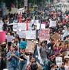 Jóvenes marchando en la Ciudad de México.