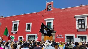 personas en la marcha de la generación z en puebla