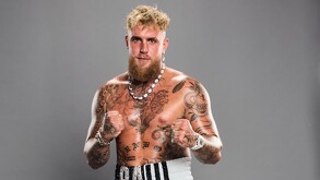 Jake Paul en una sesión de fotos con su perro.