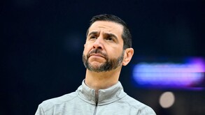 James Borrego, coach de ascendencia mexicoamericana en NBA, dirigiendo un partido en la liga.