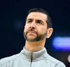 James Borrego, coach de ascendencia mexicoamericana en NBA, dirigiendo un partido en la liga.