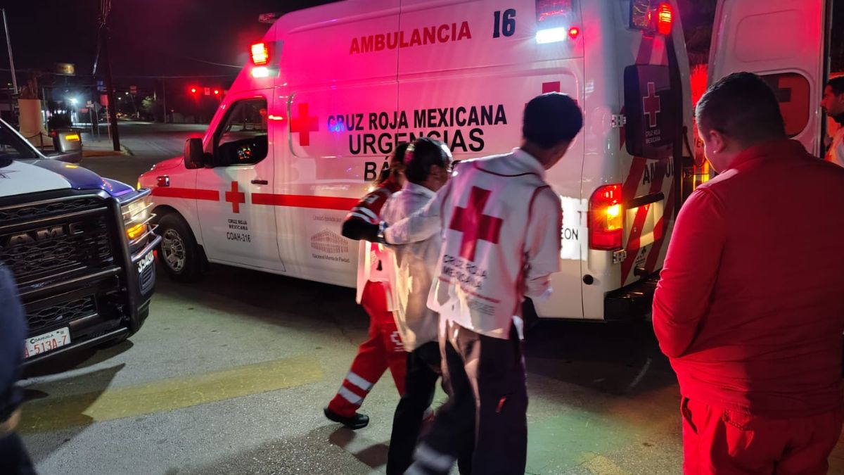 Hombre siendo atendido por personal de Cruz Roja tras sufrir un accidente en Torreón