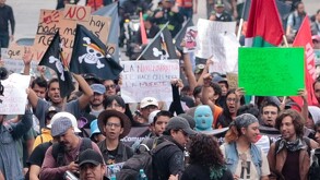 Jóvenes de la Generación Z manifestándose.