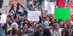 Jóvenes de la Generación Z manifestándose.