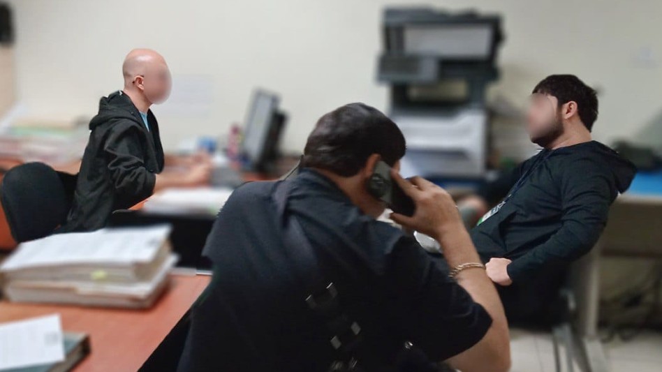 Luis R Conriquez sentado en el Ministerio Público de Jalisco junto con miembros de su equipo y frente a autoridades de Jalisco