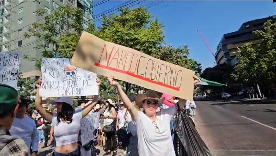 Mujer sostiene un cartel