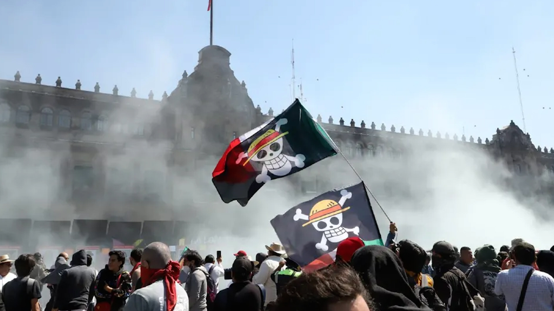 Manifestantes retiran vallas de seguridad que el gobierno de Claudia Sheinbaum instaló días anteriores a la movilización.