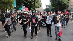 Jóvenes de la Generación Z marchando en el Centro Histórico de la Ciudad de México.