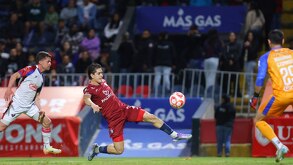 Jugada entre Atlante y Tepatitlán en la ida de los Cuartos de Final del Apertura 2025 en la Expansión MX.