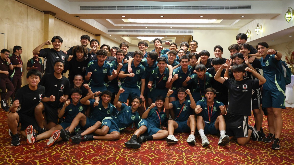 Jugadores mexicanos y japoneses juntos en el hotel de concentración durante el Mundial Sub-17 de 2025.