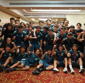 Jugadores mexicanos y japoneses juntos en el hotel de concentración durante el Mundial Sub-17 de 2025.