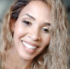 Imágenes de Devyn Michaels viendo de frente y sonriendo previo a las acusaciones de asesinato