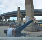 Hombre siendo impactado por vehículo