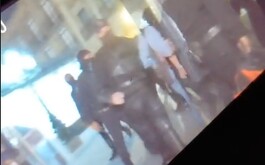 Elemento de policía encapuchado, grabado con cámara