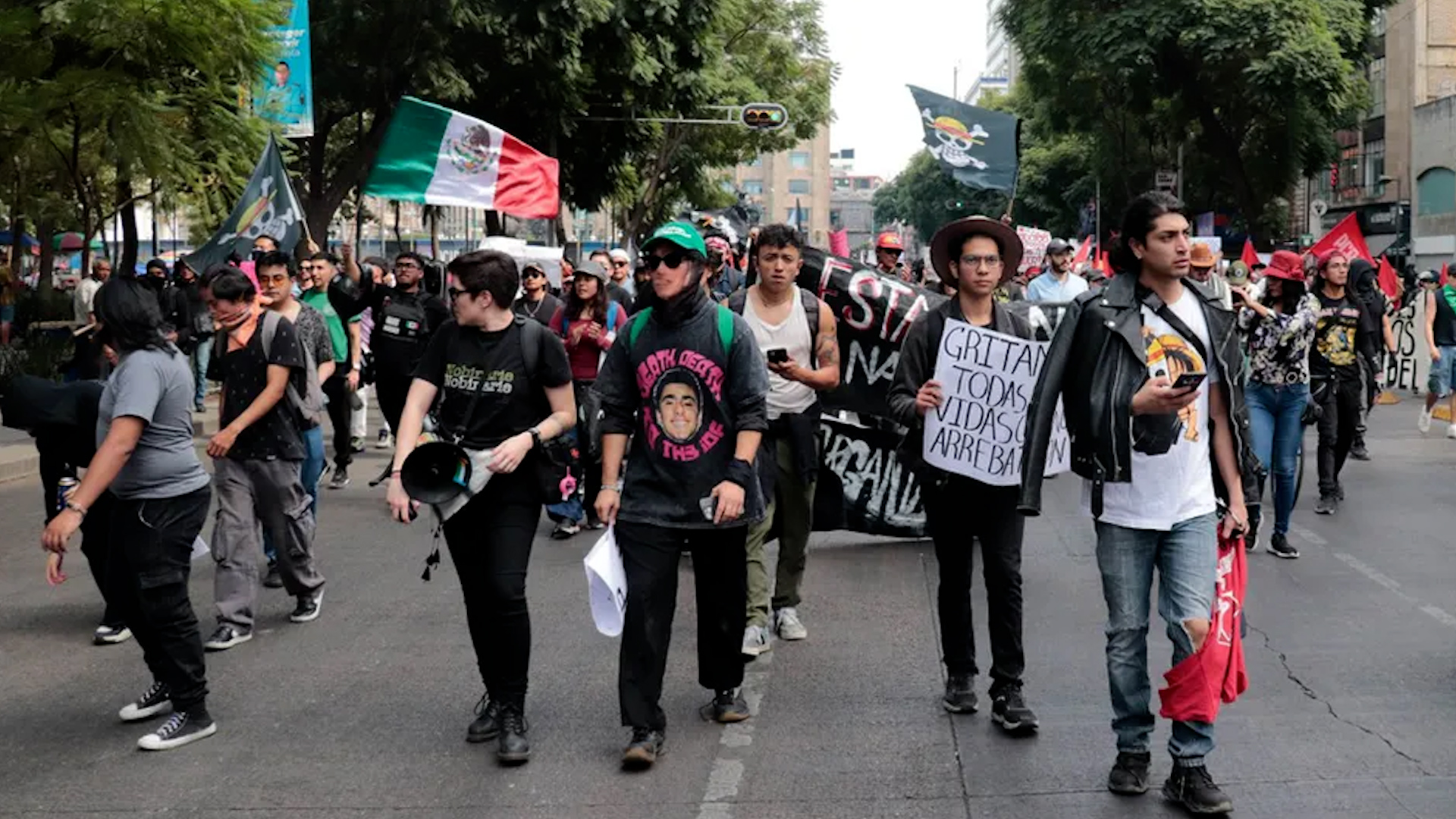 Durante las protestas de la manifestantes algunos denunciantes se subieron a los cercos de seguridad.