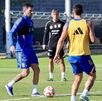 André-Pierre Gignac entrenando en el CET de Tigres junto a Juan Brunetta.