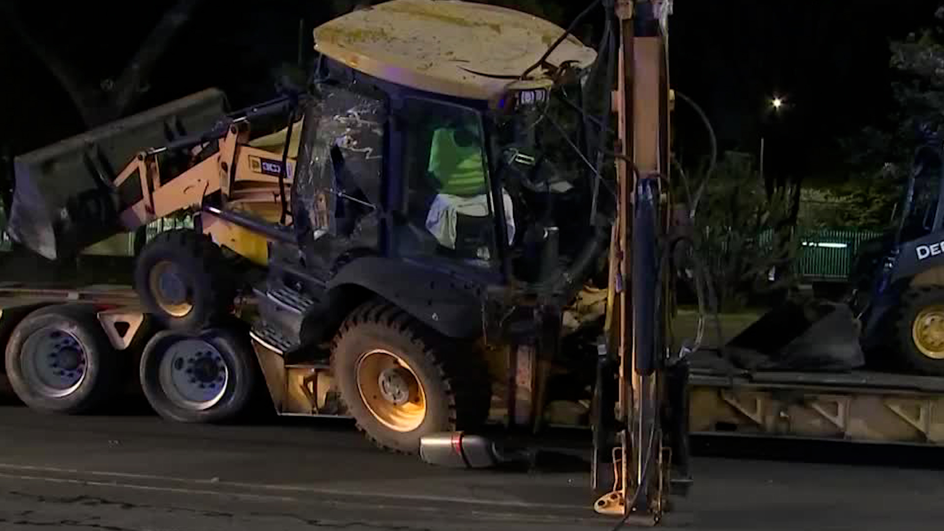 Según los primeros reportes una plataforma que transportaba maquinaria chocó contra un puente vehicular golpeando a bandereros.