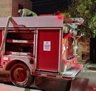 Camión de bomberos  al lado de un predio abandonado en color amarillo