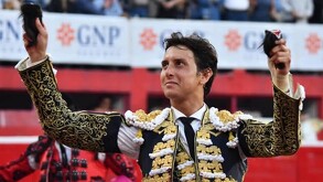 Andrés Roca Rey con las dos orejas de la octava corrida de la Monumental Lorenzo Garza.