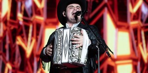 Alfredo Olivas tocando sus más grandes éxitos en vivo.