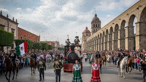La duración estimada del desfile será de una hora con 20 minutos, tiempo durante el cual los distintos contingentes avanzarán por las calles de Querétaro.