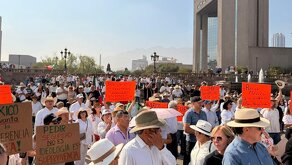 Los asistentes acudieron vestidos de blanco y portando sombreros de paja