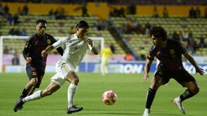 Jugadores del Atlético Morelia tratando de quitarle el balón a uno de Cancún FC en la ida de los Cuartos de Final del Apertura 2025.