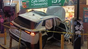 Camioneta impactada contra Seven en  avenida Félix U. Gómez, Monterrey