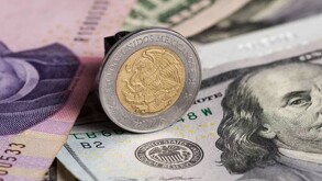 Dólares y una moneda de cinco pesos.