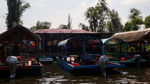 Trajineras de Xochimilco, al aire libre en la Ciudad de México.