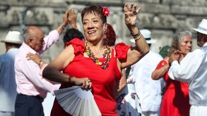 Mujer bailando al aire libre en la Ciudad de México.