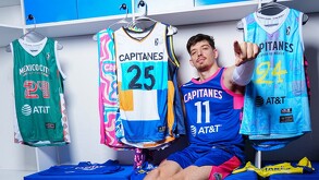 Tomás Chapero posando con los diferentes jerseys de los Capitanes de la Ciudad de México.
