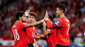 Cristiano Ronaldo festejando con sus compañeros un triunfo en las eliminatorias para el Mundial de 2026.