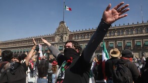 Manifestantes de la Generación Z protestando en la plancha del Zócalo de la Ciudad de México.