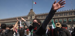 Manifestantes de la Generación Z protestando en la plancha del Zócalo de la Ciudad de México.
