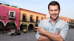 Persona señalando los portales del Pueblo Mágico de Atlixco, un lugar ideal para hospedarse.