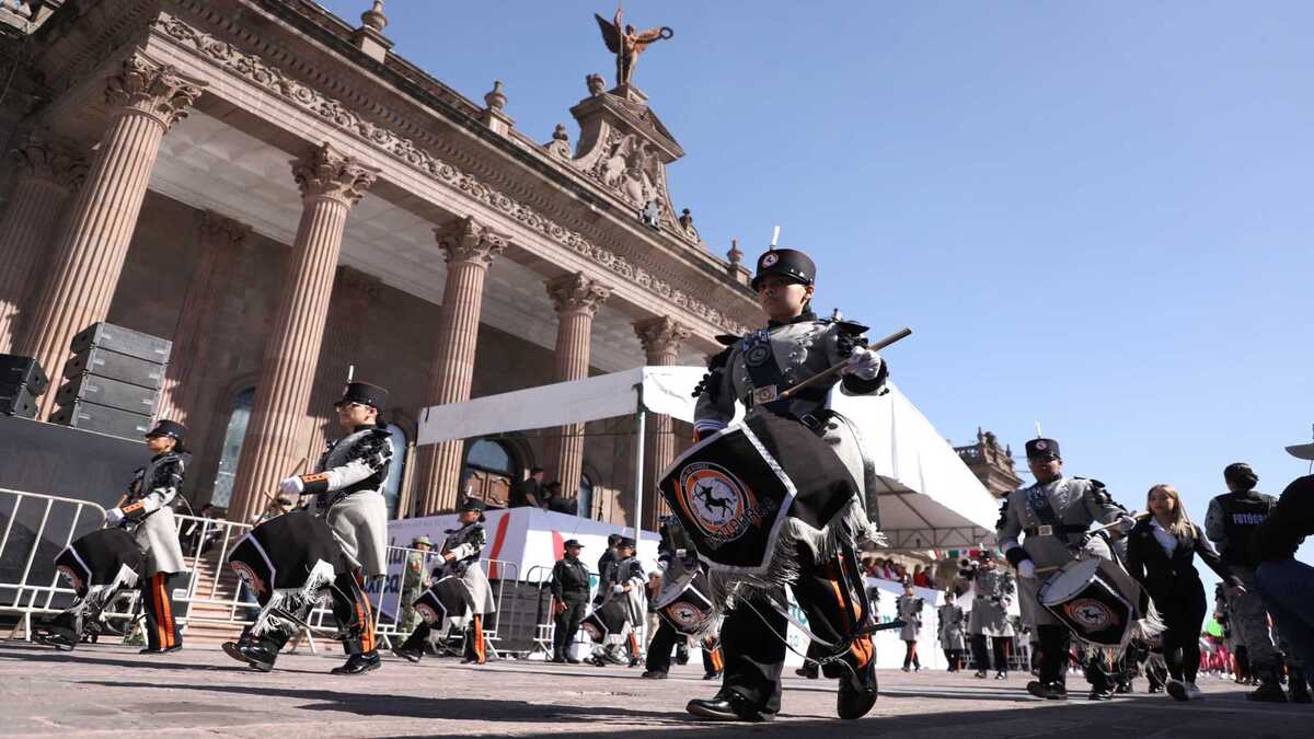 Participantes del desfile de Revolución Mexicana en Monterrey.