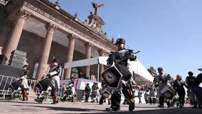 Participantes del desfile de Revolución Mexicana en Monterrey.