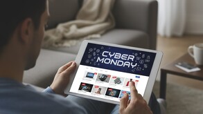 Persona comprando durante el Cyber Monday en México.